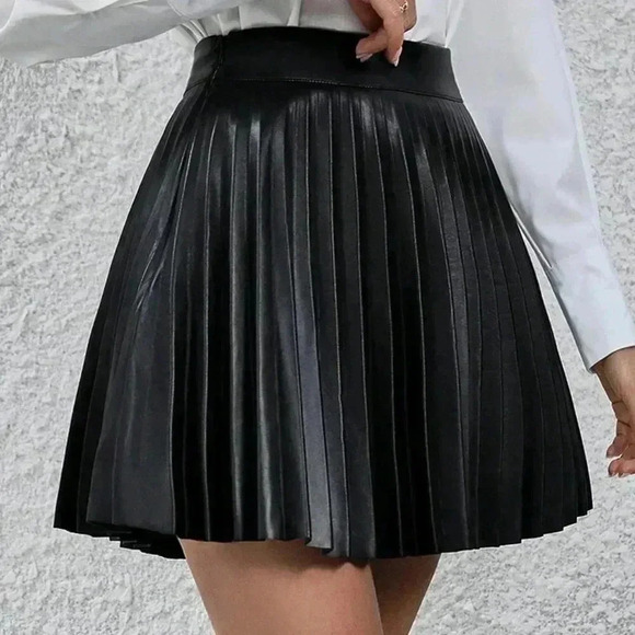 Black Casual Women's High Waisted Pleated Faux Leather Mini Skirt - Picture 4 of 6
